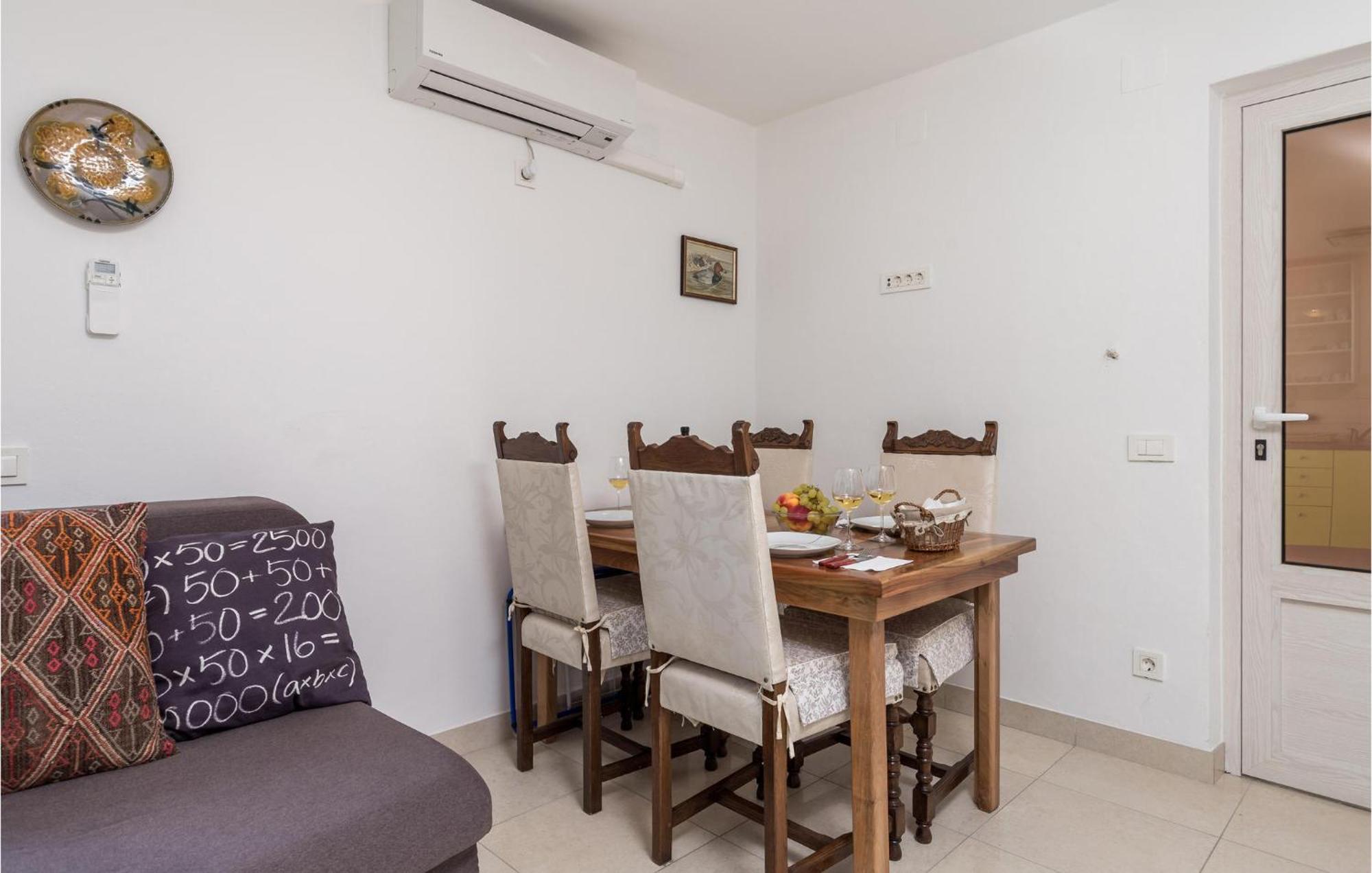 2 Bedroom Awesome Apartment In Veli Lošinj Eksteriør billede